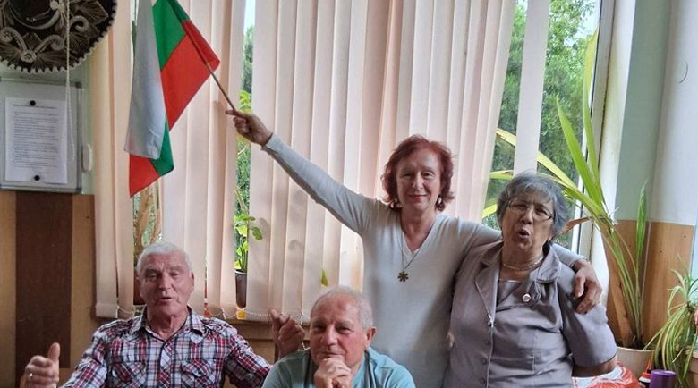 Бабичката-шаман, танцуваща върху знамето на ЕС, е преподавател в Благоевград