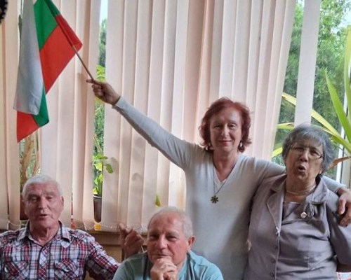 Бабичката-шаман, танцуваща върху знамето на ЕС, е преподавател в Благоевград