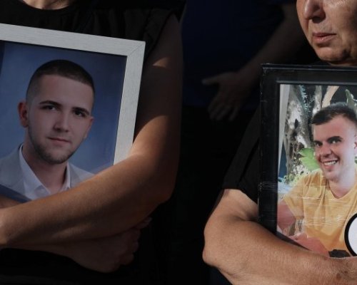62 балона, с имената на загиналите в дискотеката в Кочани, полетяха във въздуха