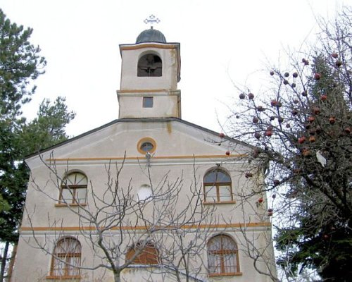 Миряни почитат Света Марина в храма на Илинденци