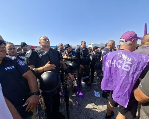 НАПРЕЖЕНИЕТО ЕСКАЛИРА: Сблъсъци между полицаи и протестиращи на АМ Тракия, стигна се до арест