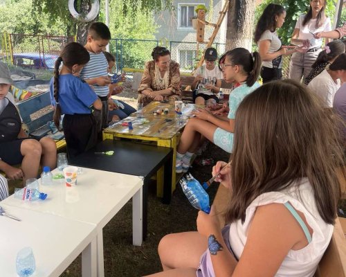 Арт-терапевтични занимания за децата от Белица