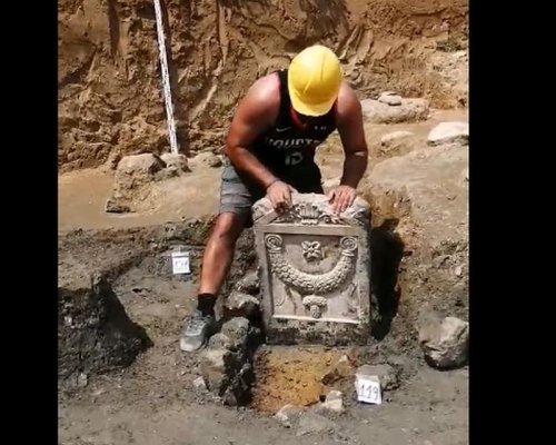 Нова находка в Хераклея Синтика: Откриха изключително запазена плоча с релеф