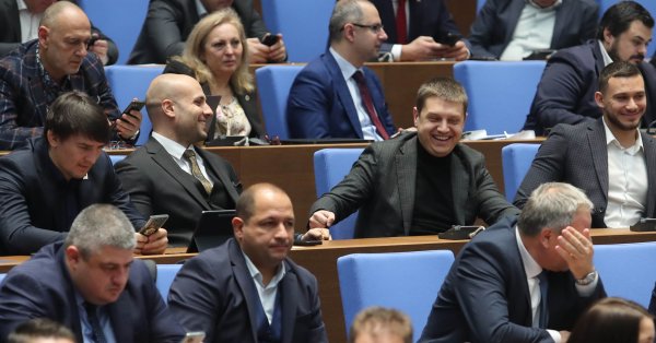Eто с какви заплати се глезят депутатите и колко неизвинени отсъствия натрупаха