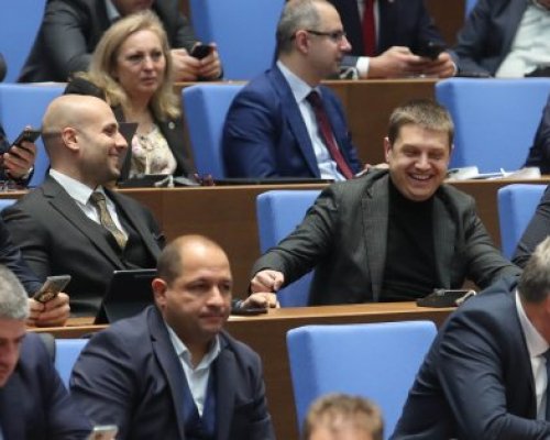 Eто с какви заплати се глезят депутатите и колко неизвинени отсъствия натрупаха