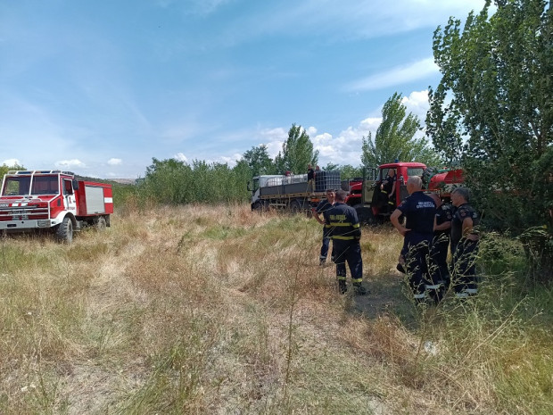 Булдозер тръгна срещу пожара край Дупница