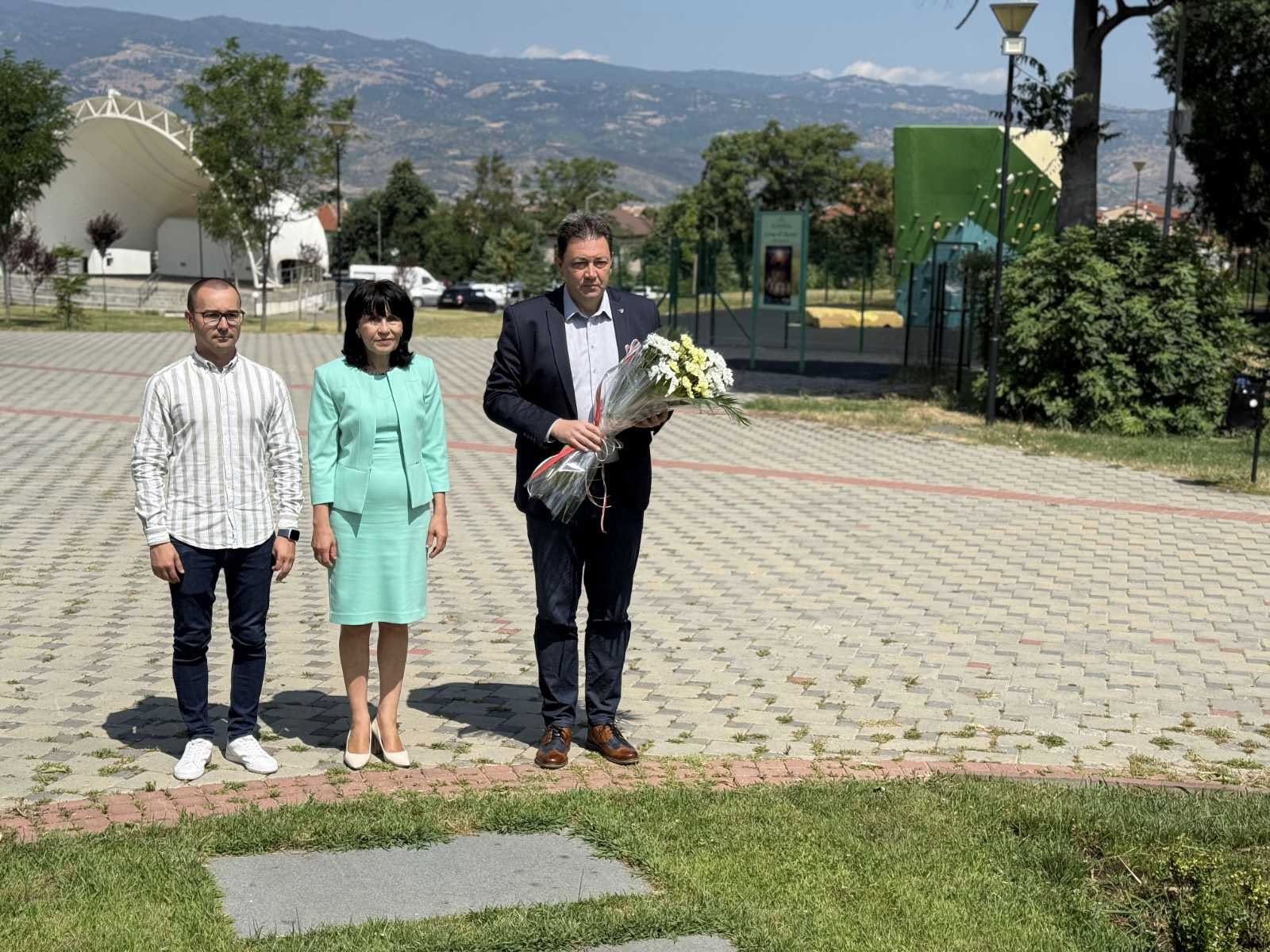 Поклон, Апостоле! Петрич сведе глава пред Васил Левски Поклон, Апостоле! Петрич сведе глава пред Васил Левски