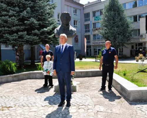 С едноминутно мълчание и сведени глави: Разлог отдаде почит на Апостола на свободата