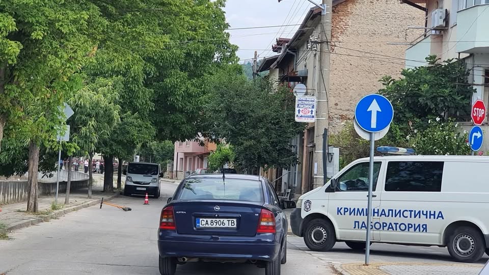 ЕКСКЛУЗИВНО: Кървав екшън в Гоце Делчев, мъж се бори за живота си след атака със стъклено шише