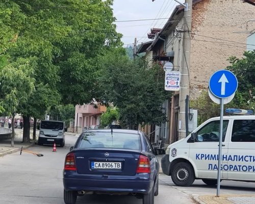 ЕКСКЛУЗИВНО: Кървав екшън в Гоце Делчев, мъж се бори за живота си след атака със стъклено шише