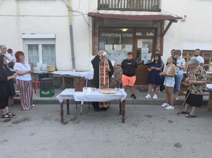 С литургия и курбан: Жителите на ул. Васил Левски в Крупник отдадоха почит на Апостола С литургия и курбан: Жителите на ул. Васил Левски в Крупник отдадоха почит на Апостола