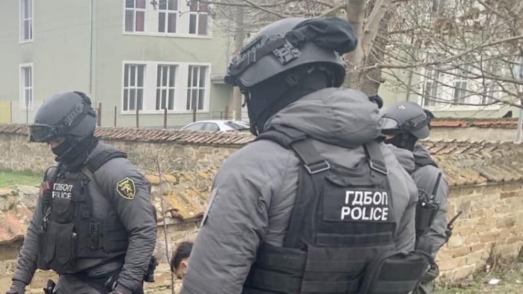 ГДБОП удари банда за рекет! Задържаха четирима, иззеха 50 бона ГДБОП удари банда за рекет! Задържаха четирима, иззеха 50 бона