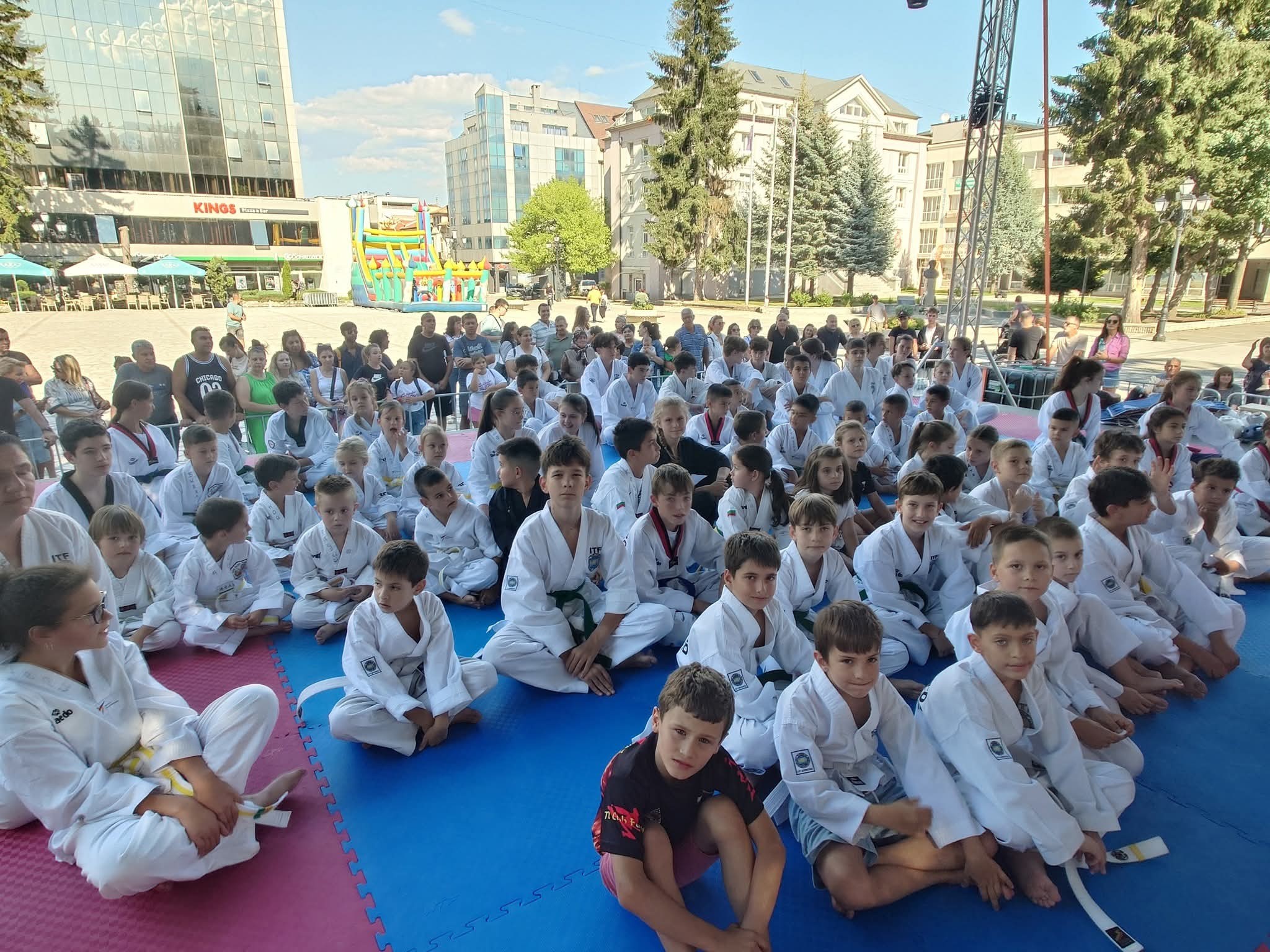 Златният тим на  Чо Елит посрещна над 100 деца на 15-о вътрешно състезание по таекуондо на площада в Разлог