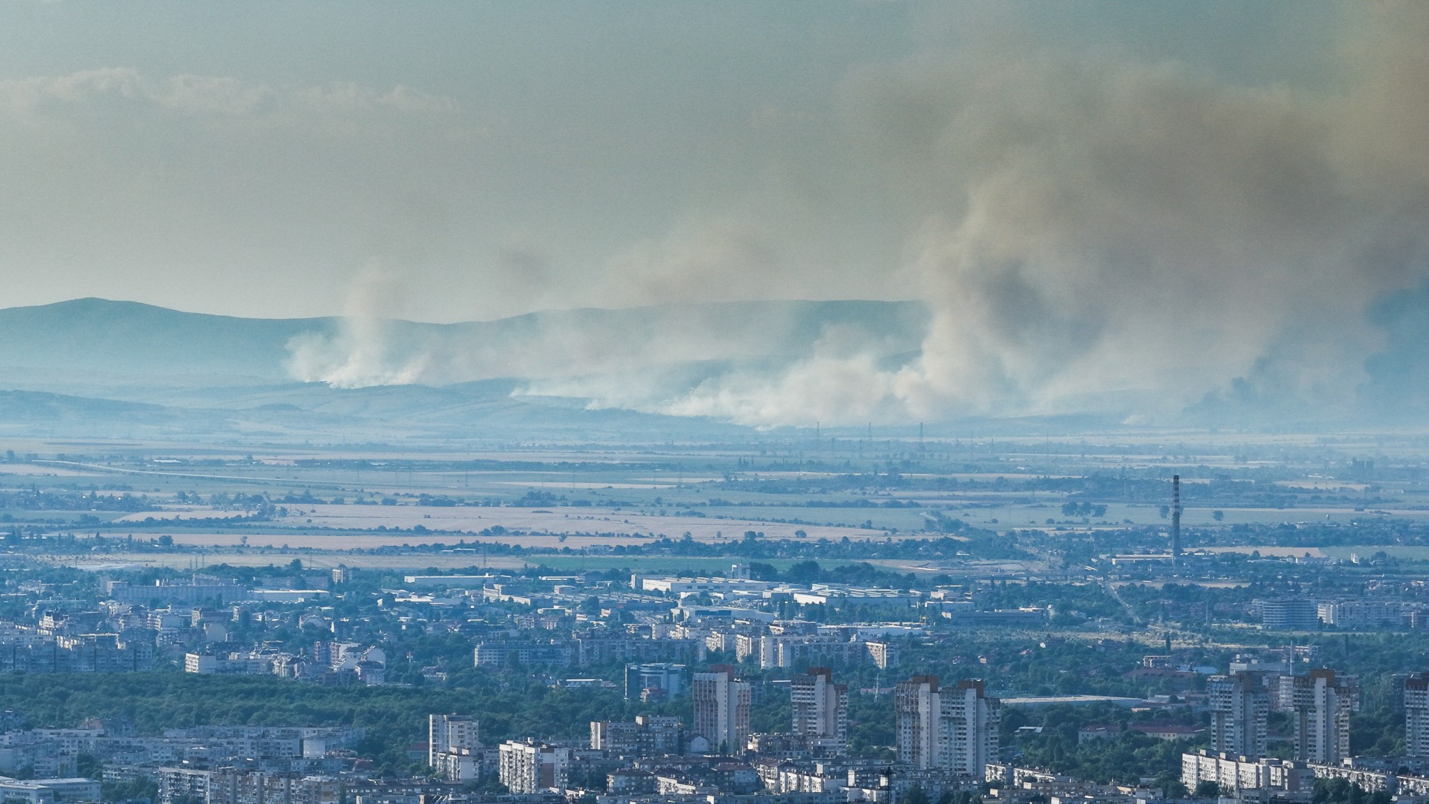 Горят къщи в село Безден, община Костинброд Горят къщи в село Безден, община Костинброд
