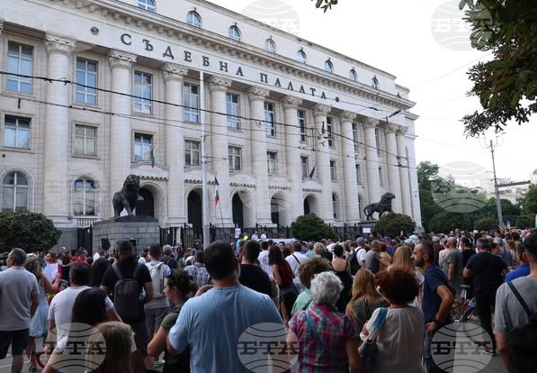 Протест в София с искане за оставката на Борислав Сарафов под надслов Вън Сарафов, бухалката на Пеевски!