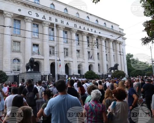 Протест в София с искане за оставката на Борислав Сарафов под надслов Вън Сарафов, бухалката на Пеевски!