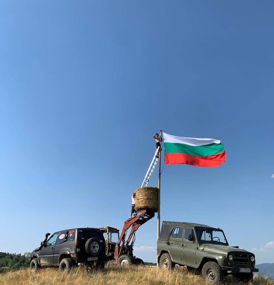 Един народ. Една земя. Едно знаме! Огромен трибагреник се развя над с. Кремен!