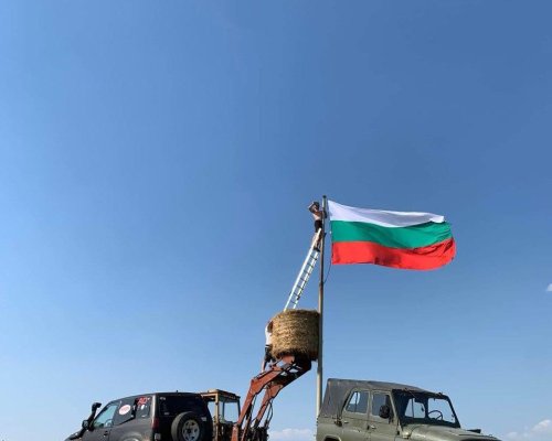 Един народ. Една земя. Едно знаме! Огромен трибагреник се развя над с. Кремен!