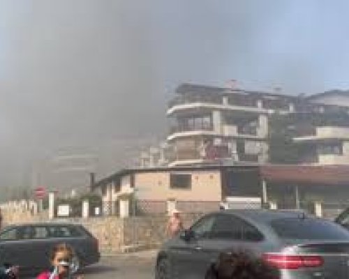 Пожар на паркинг на хотел в Свети Влас, хората се евакуират