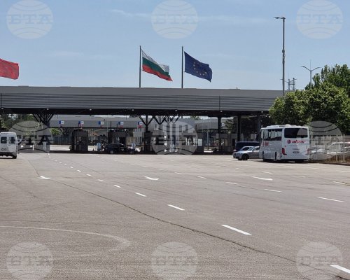 Интензивен е трафикът на ГКПП  Капитан Андреево  на изхода и на ГКПП  Калотина  на входа за леки автомобили
