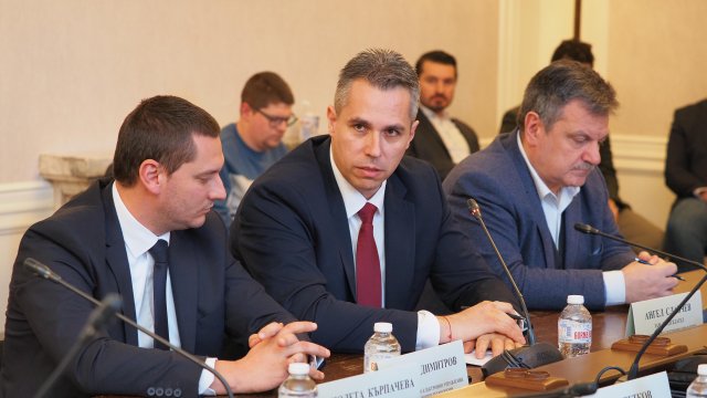 Възраждане: Правителството да подаде оставка заради пожарите в Костинбродско