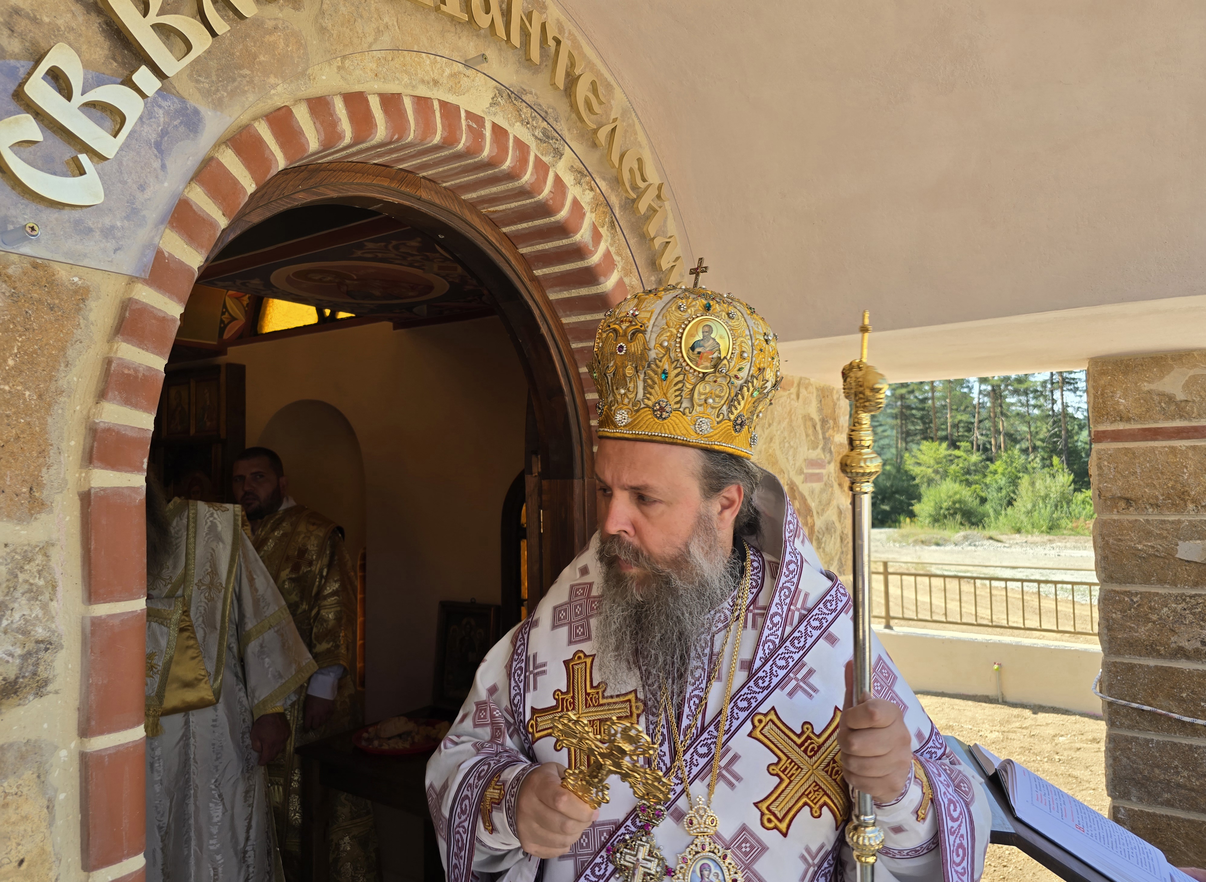 Неврокопският митрополит Серафим освети новия параклис Св. Пантелеймон край Белица, кметът Ревански уважи събитието( ВИДЕО)