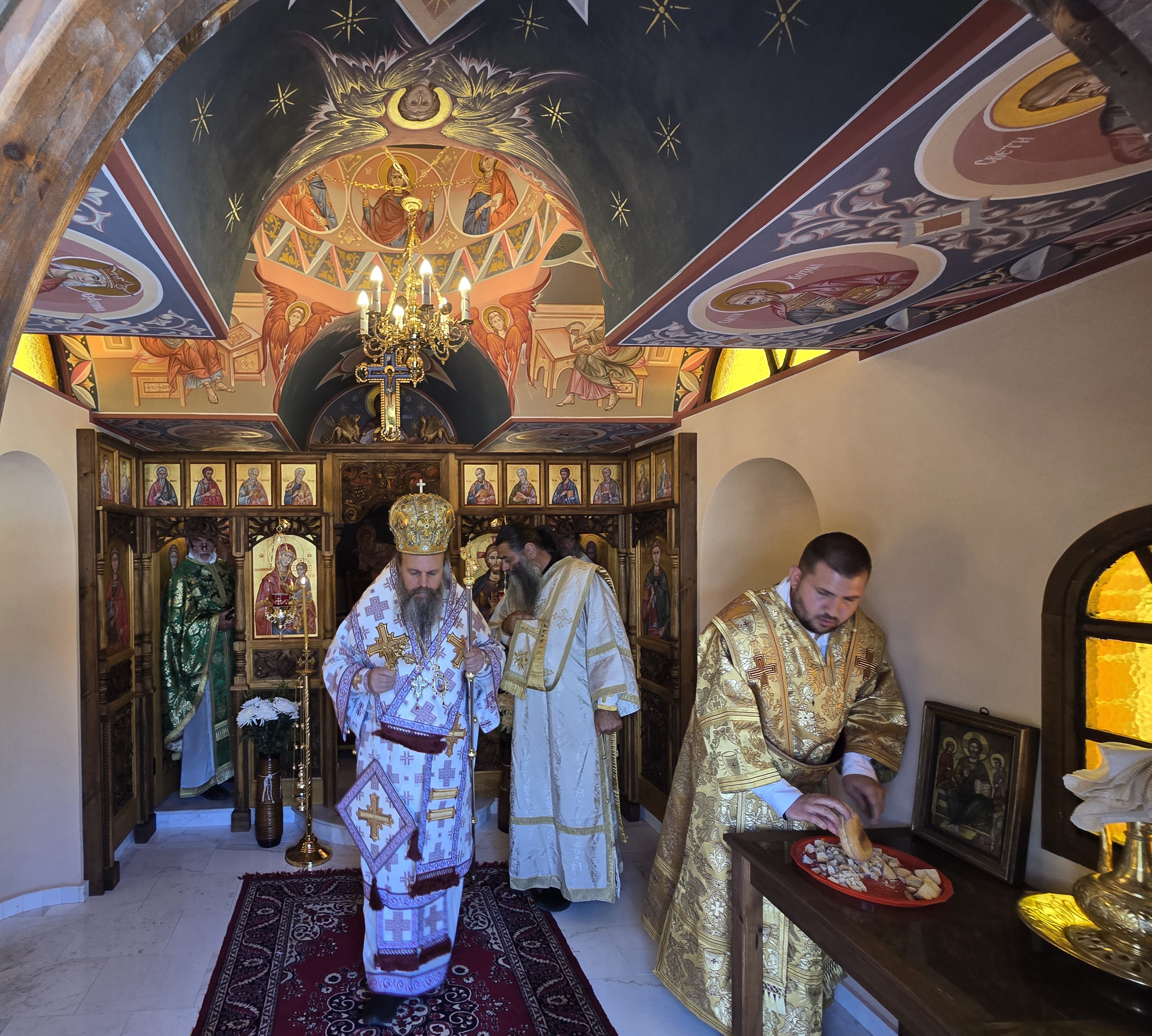 Неврокопският митрополит Серафим освети новия параклис Св. Пантелеймон край Белица, кметът Ревански уважи събитието( ВИДЕО)