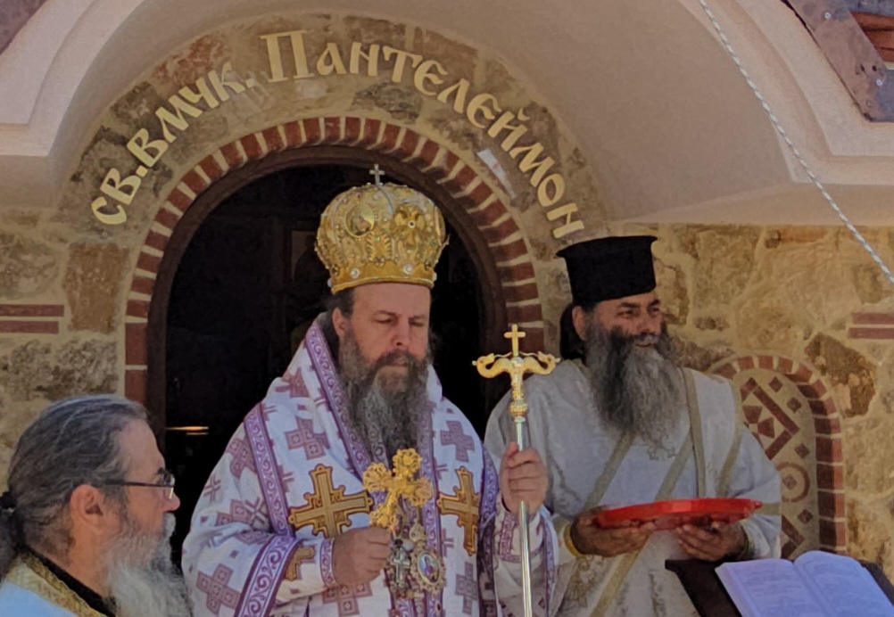 Неврокопският митрополит Серафим освети новия параклис Св. Пантелеймон край Белица, кметът Ревански уважи събитието( ВИДЕО)