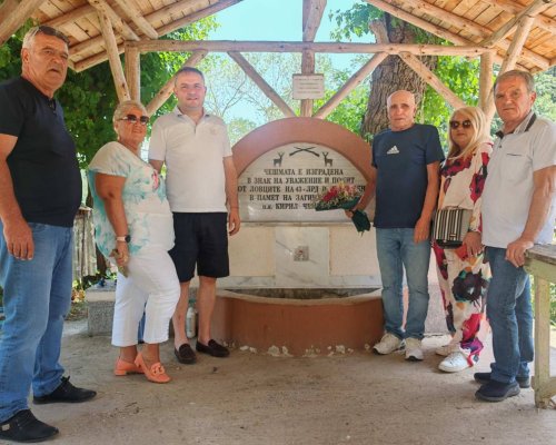 Ловци и приятели се поклониха пред чешмата на полк. Чемишки в благоевградското село Клисура