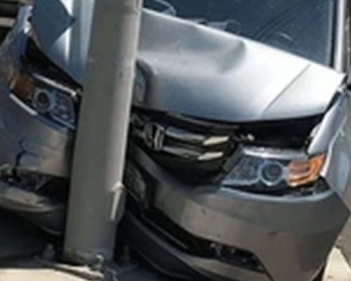 Зрелищна каскада: Автомобил се заби в бетонен стълб край Сандански, има пострадали