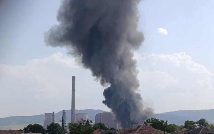Отново пожар в ТЕЦ Бобов дол горят вагони със слама близо до жп гарата Отново пожар в ТЕЦ Бобов дол горят вагони със слама близо до жп гарата