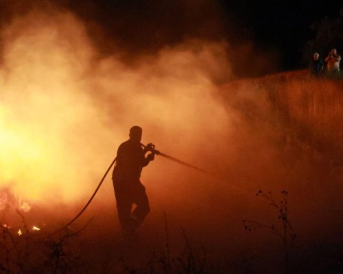 Изтеглиха пожарникарите от района на Илинденци, опасно е за тях да гасят