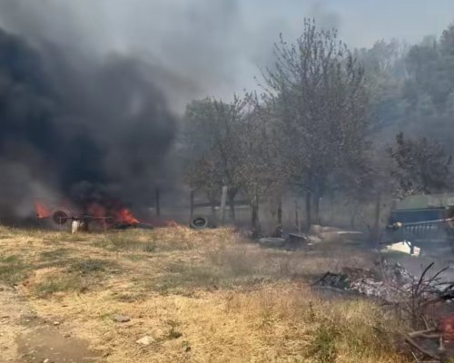 Пожар в кв. Дрънкалица в Симитли, огънят върви към махала Ливадище