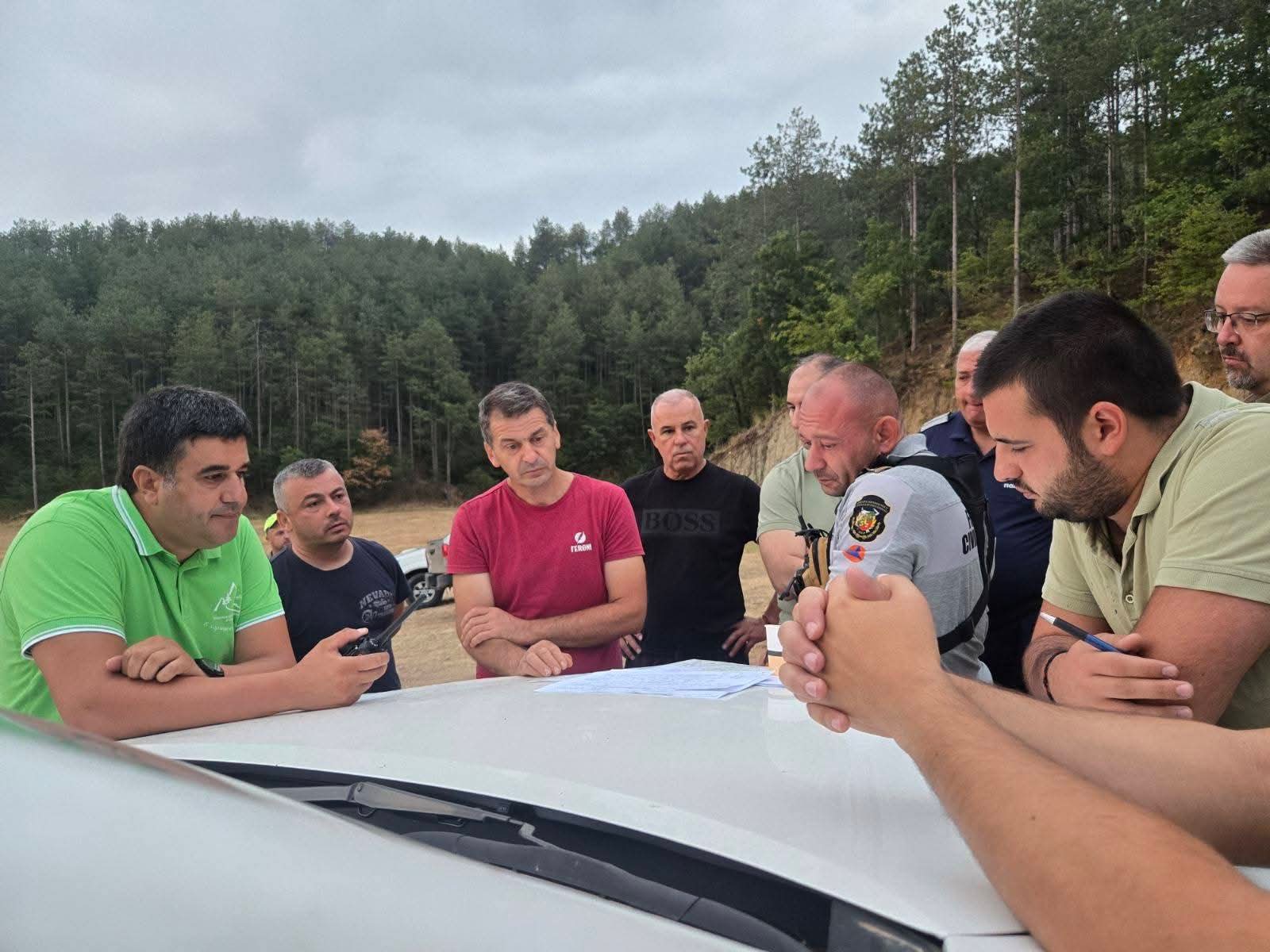 Пожарът над Илинденци продължава да бушува