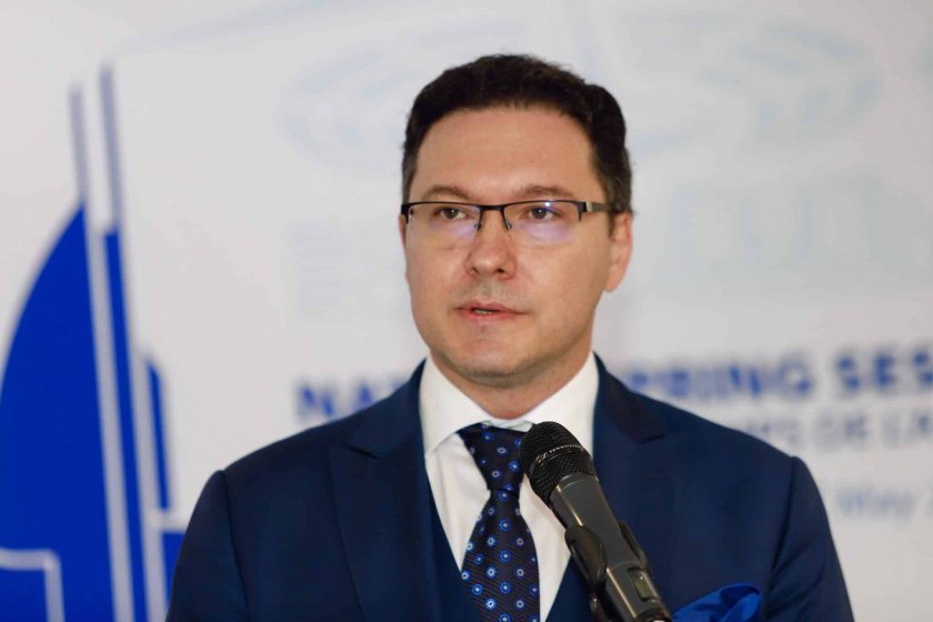 Министър Митов: Най-зле гори в Струмяни
