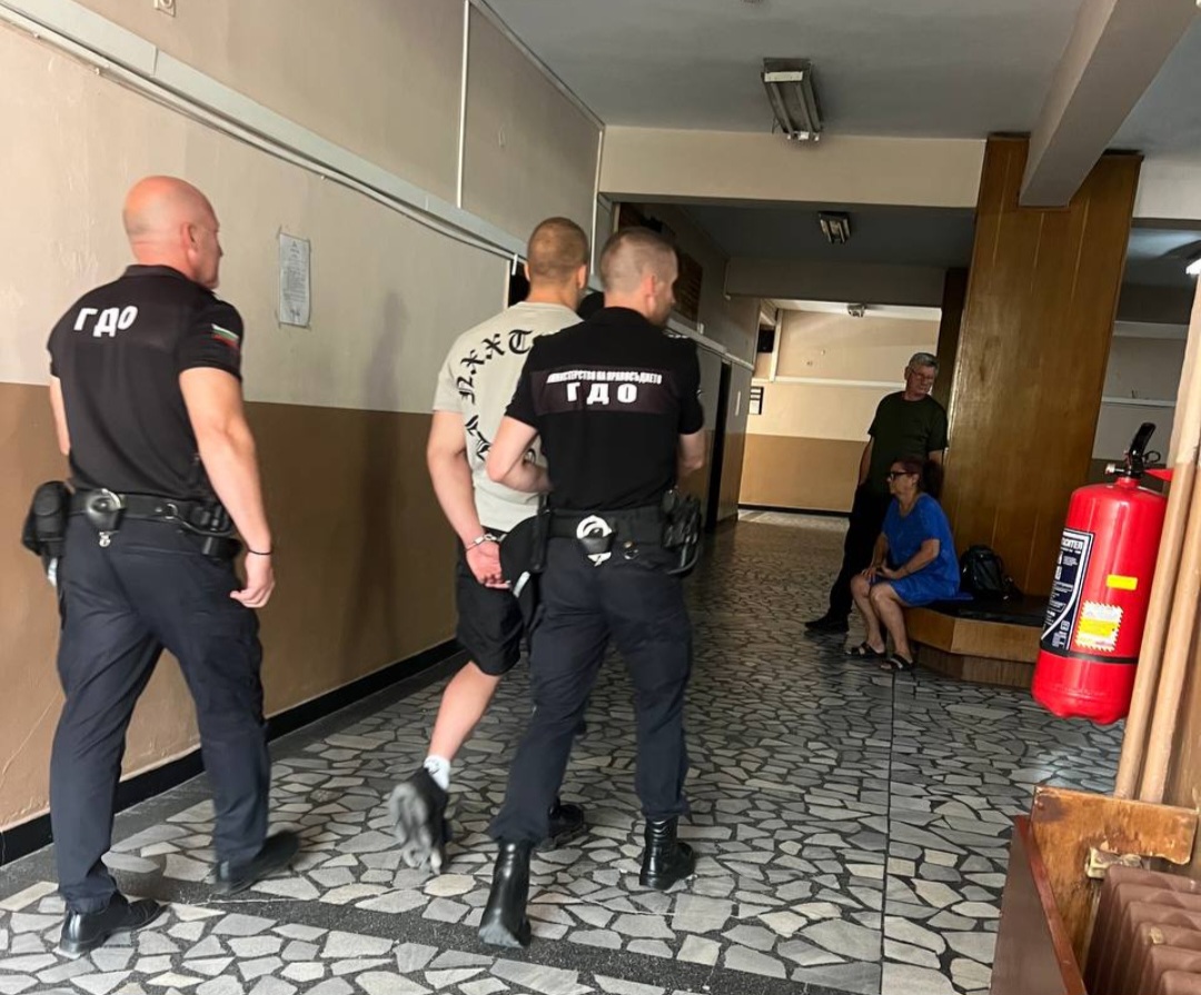 ПОД КОНВОЙ: Васко Бустера окован с белезници в съда в Дупница