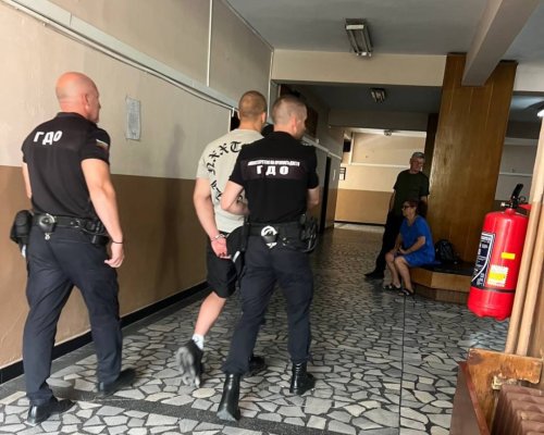 ПОД КОНВОЙ: Васко Бустера окован с белезници в съда в Дупница