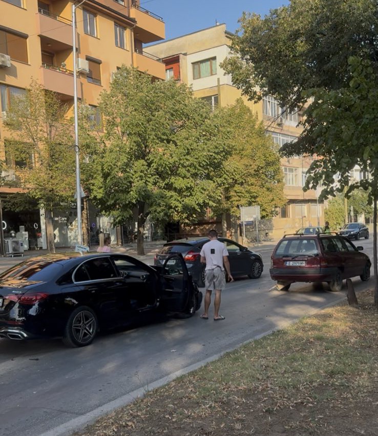 Две коли са се ударили след Лидл в Благоевград