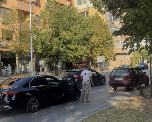 Две коли са се ударили след Лидл в Благоевград