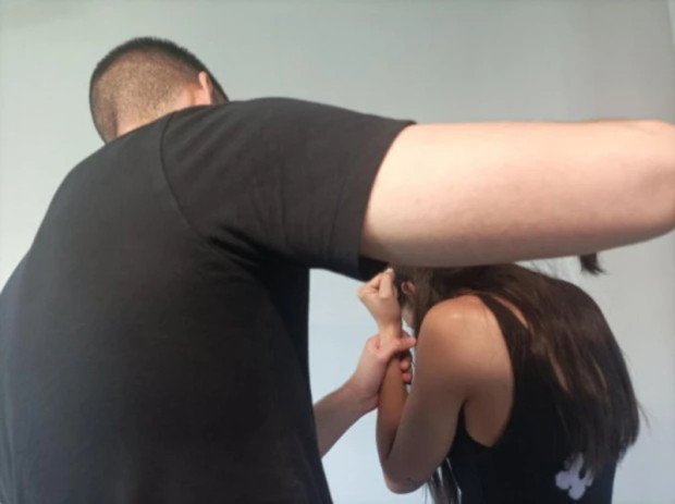 Брутален побой в с. Крайници! Млад мъж преби партньорката си, тя е в болница