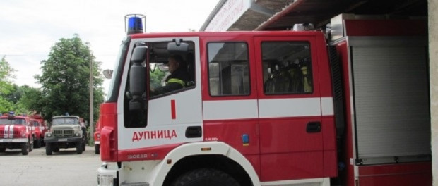 Дупнишки огнеборци извадиха катастрофирали хора край Симитли
