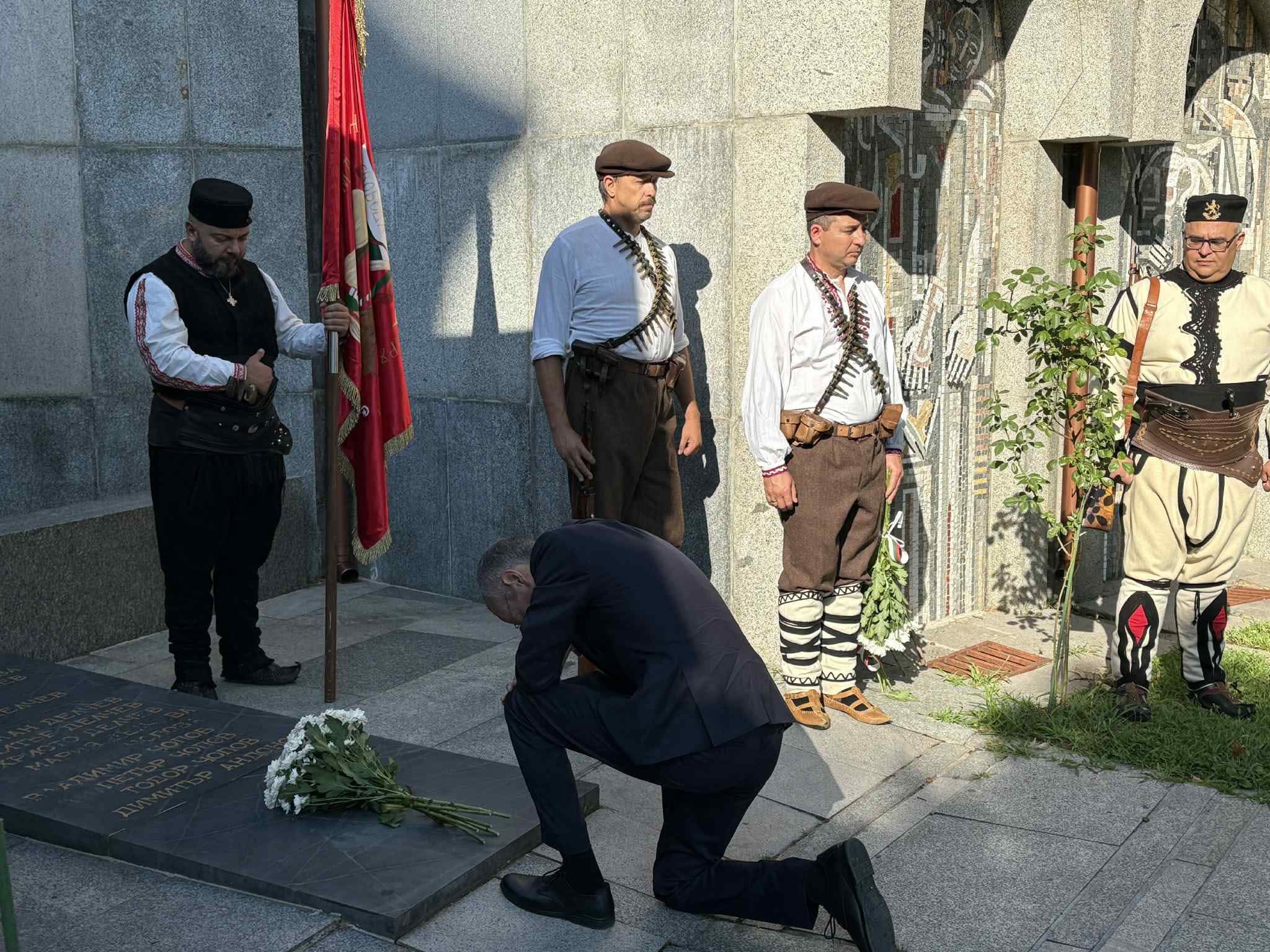 Панихида и поднасяне на цветя на паметната плоча на Делчевия род в Благоевград