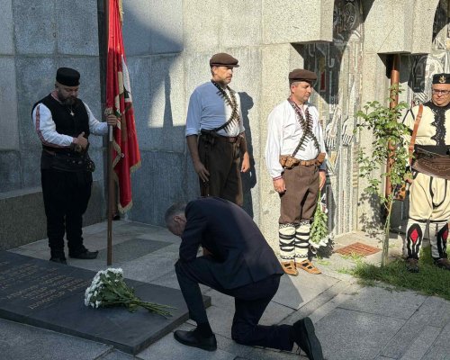 Панихида и поднасяне на цветя на паметната плоча на Делчевия род в Благоевград