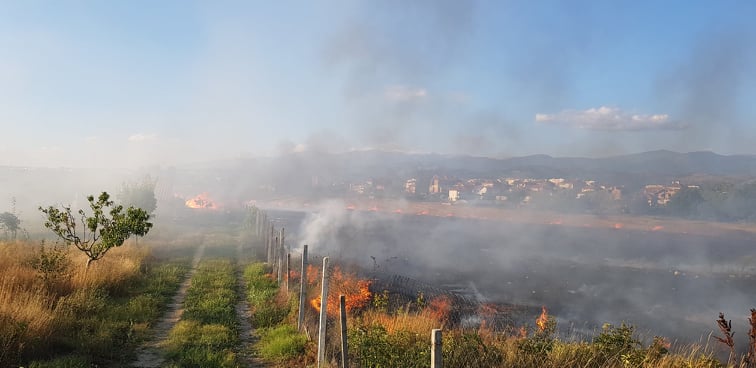 Въпреки пожарите:79-годишен подпалва отпадъци в двора си в Санданското село Плоски