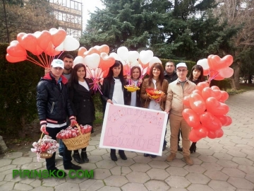 Младежката организация на ДПС направи атрактивна акция с картички и балони в Деня на влюбените в Благоевград