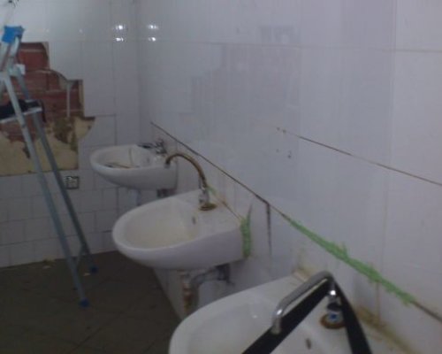 Потрошиха през нощта обществената тоалетна в парк Рила в Дупница