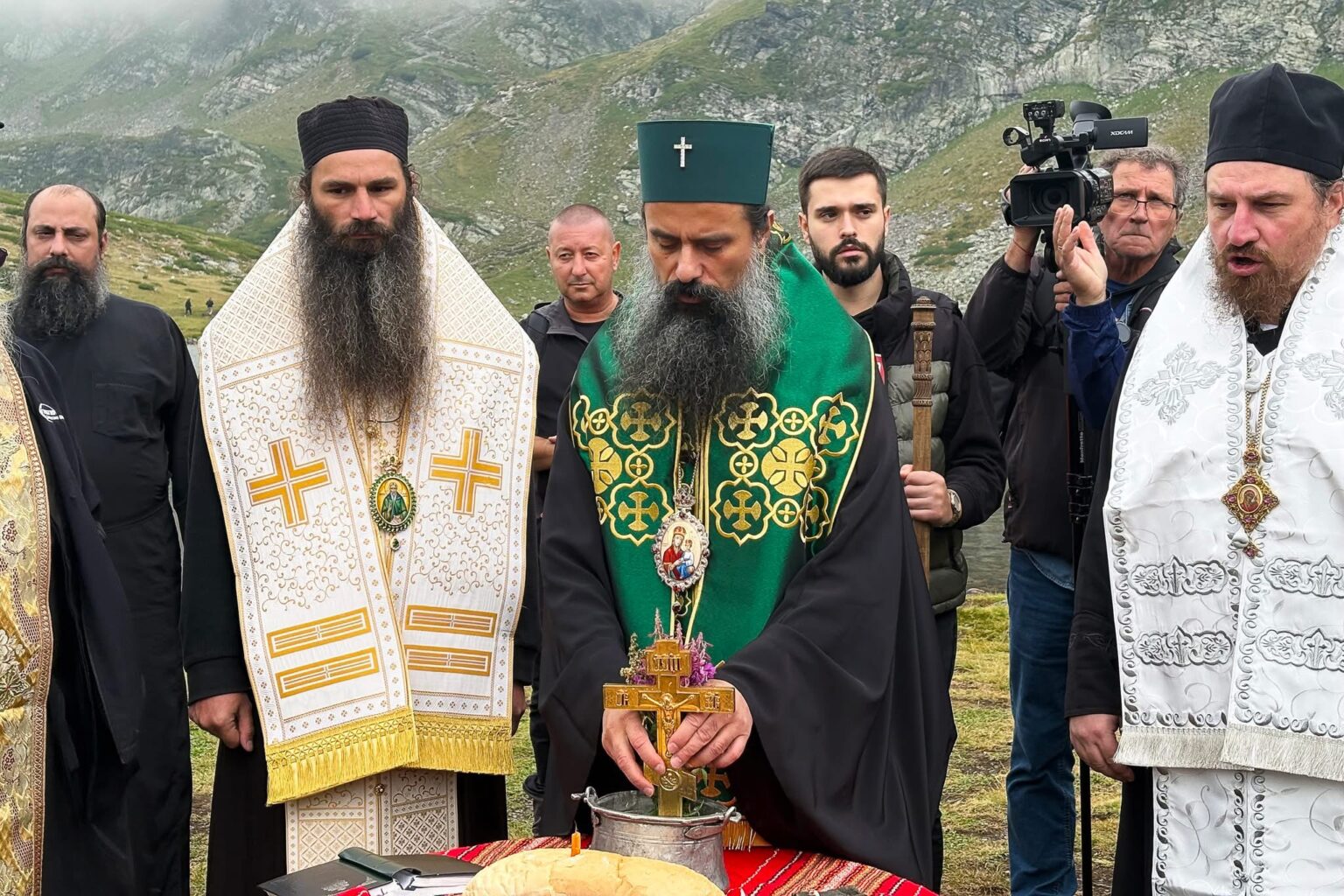 По пътя на вярата: Патриархът отслужи водосвет на едно от Седемте рилски езера По пътя на вярата: Патриархът отслужи водосвет на едно от Седемте рилски езера