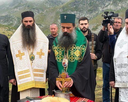 По пътя на вярата: Патриархът отслужи водосвет на едно от Седемте рилски езера