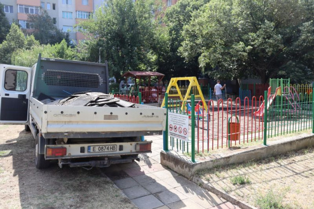 Ремонтират поетапно 27 детски площадки в Благоевград