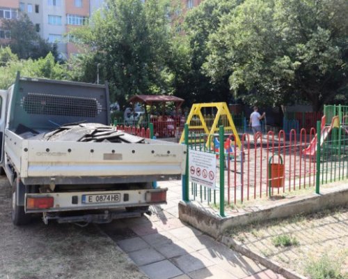 Ремонтират поетапно 27 детски площадки в Благоевград